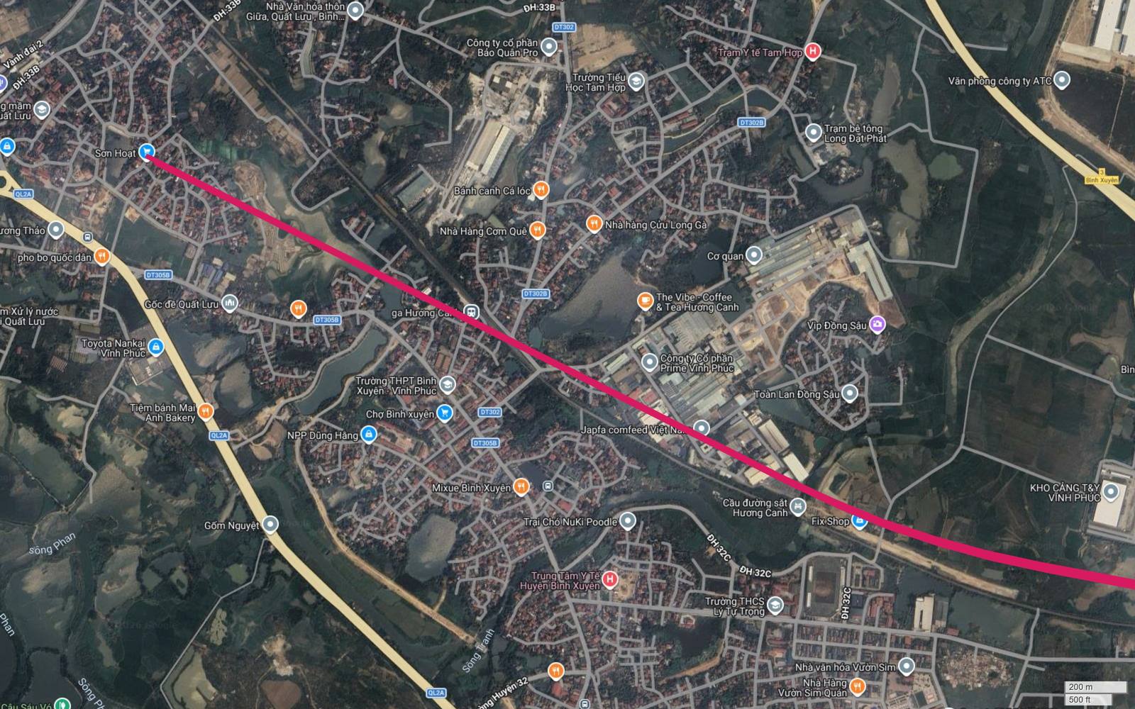 Ảnh vệ tinh tuyến metro số 1 Hà Nội tại Sơn Hoạt và thị trấn Hương Canh, vạch hồng cắt chéo khung từ mép trái xuống góc dưới phải
